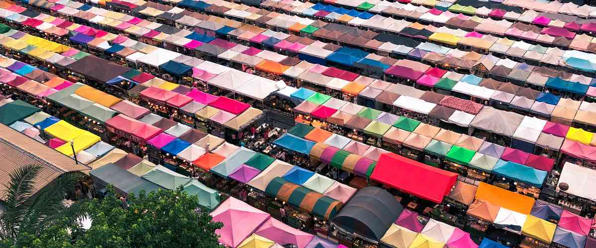 Vue aérienne marché au puces